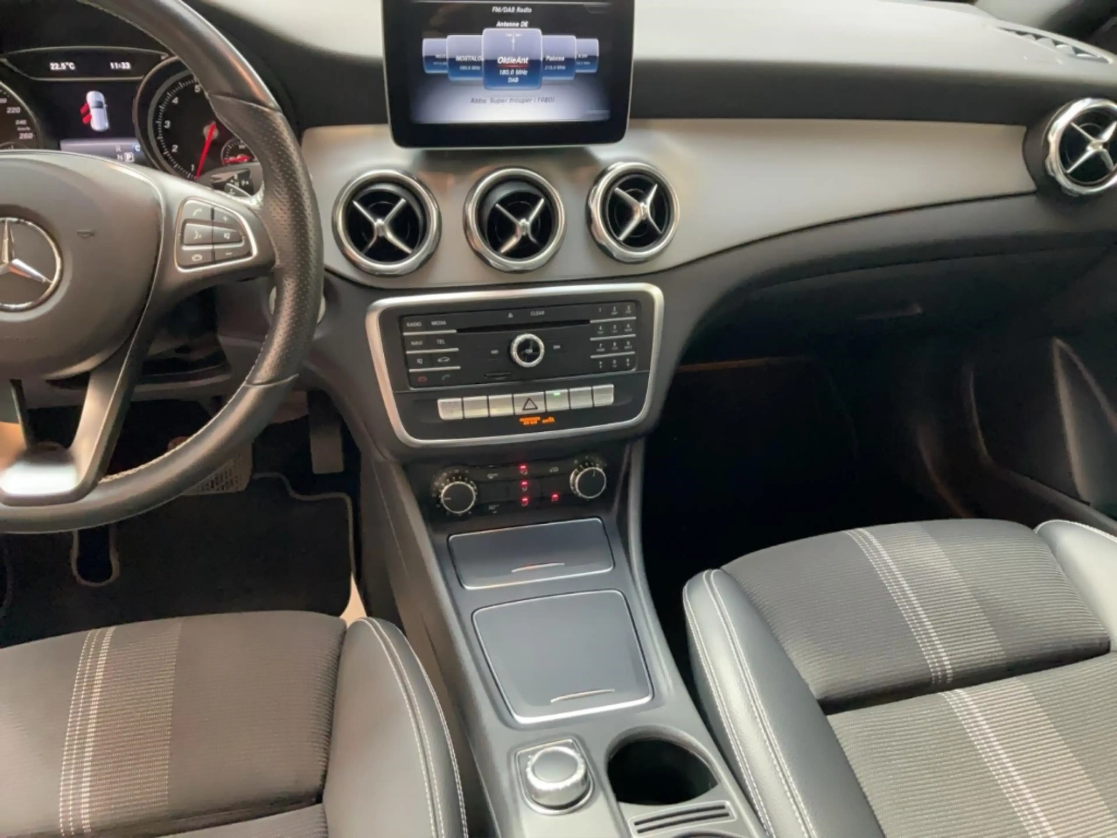 Mercedes-Benz GLA 200 Urban Alu LED AHK Pano Kamera Navi — photo 15