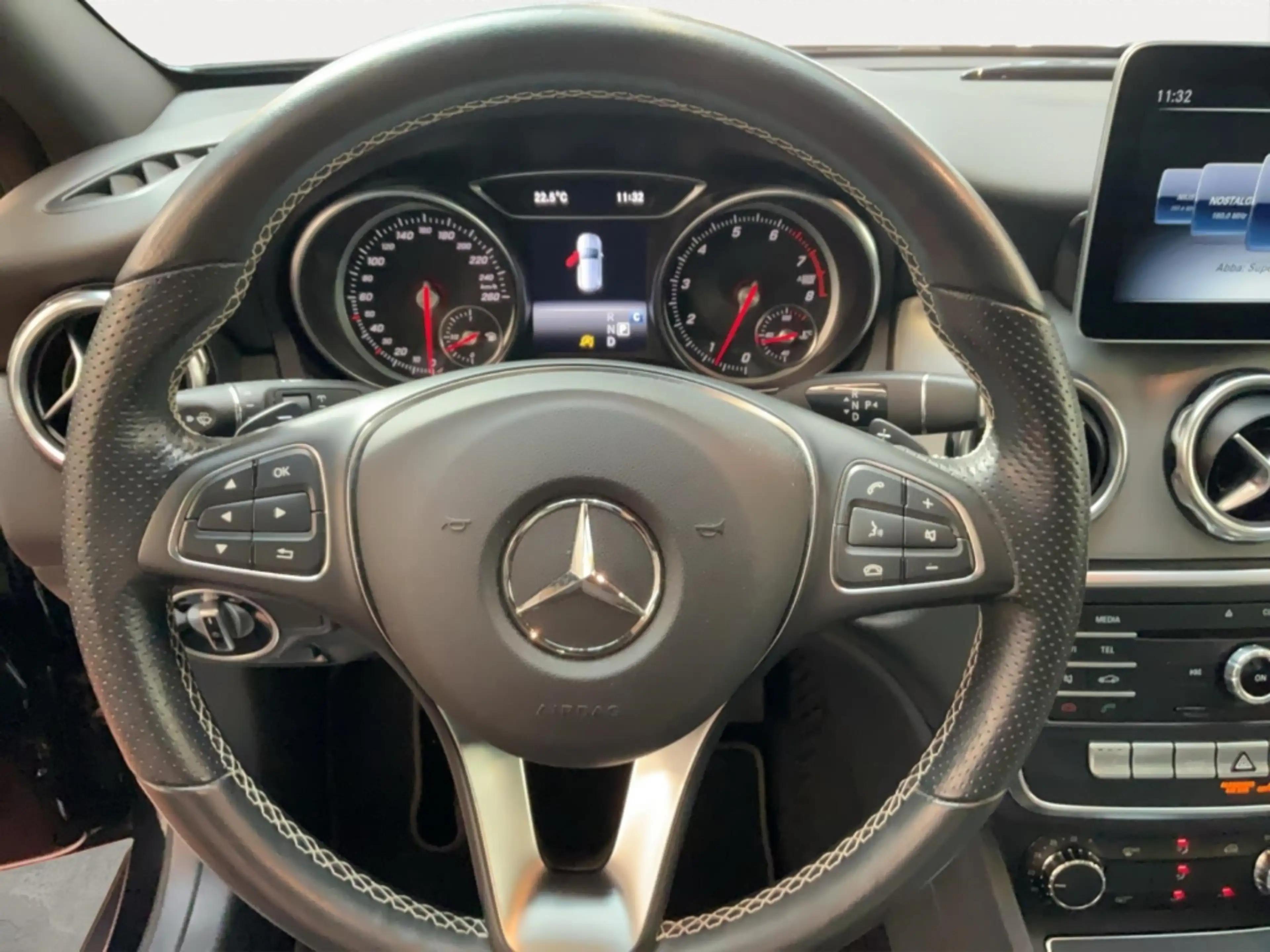 Mercedes-Benz GLA 200 Urban Alu LED AHK Pano Kamera Navi — photo 9