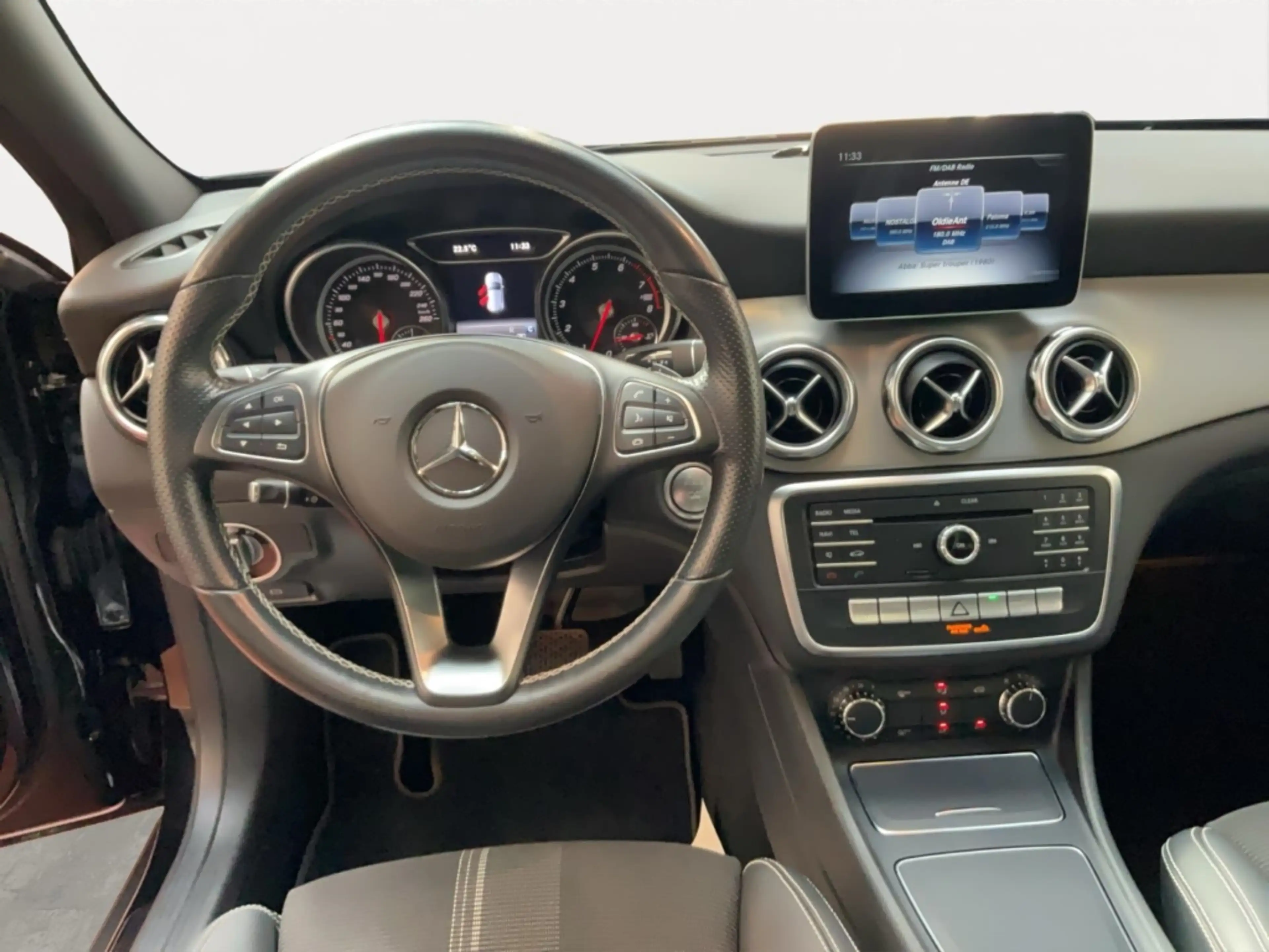 Mercedes-Benz GLA 200 Urban Alu LED AHK Pano Kamera Navi — photo 14