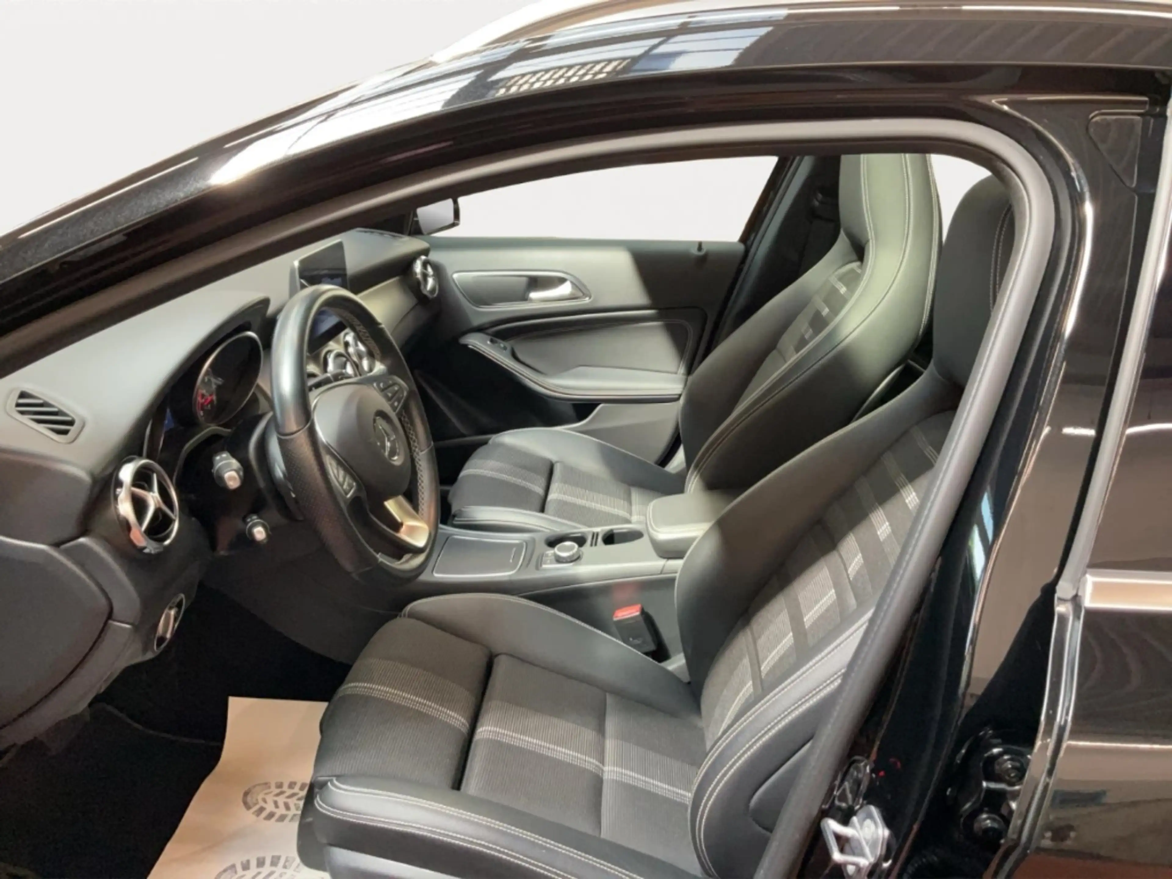 Mercedes-Benz GLA 200 Urban Alu LED AHK Pano Kamera Navi — photo 8