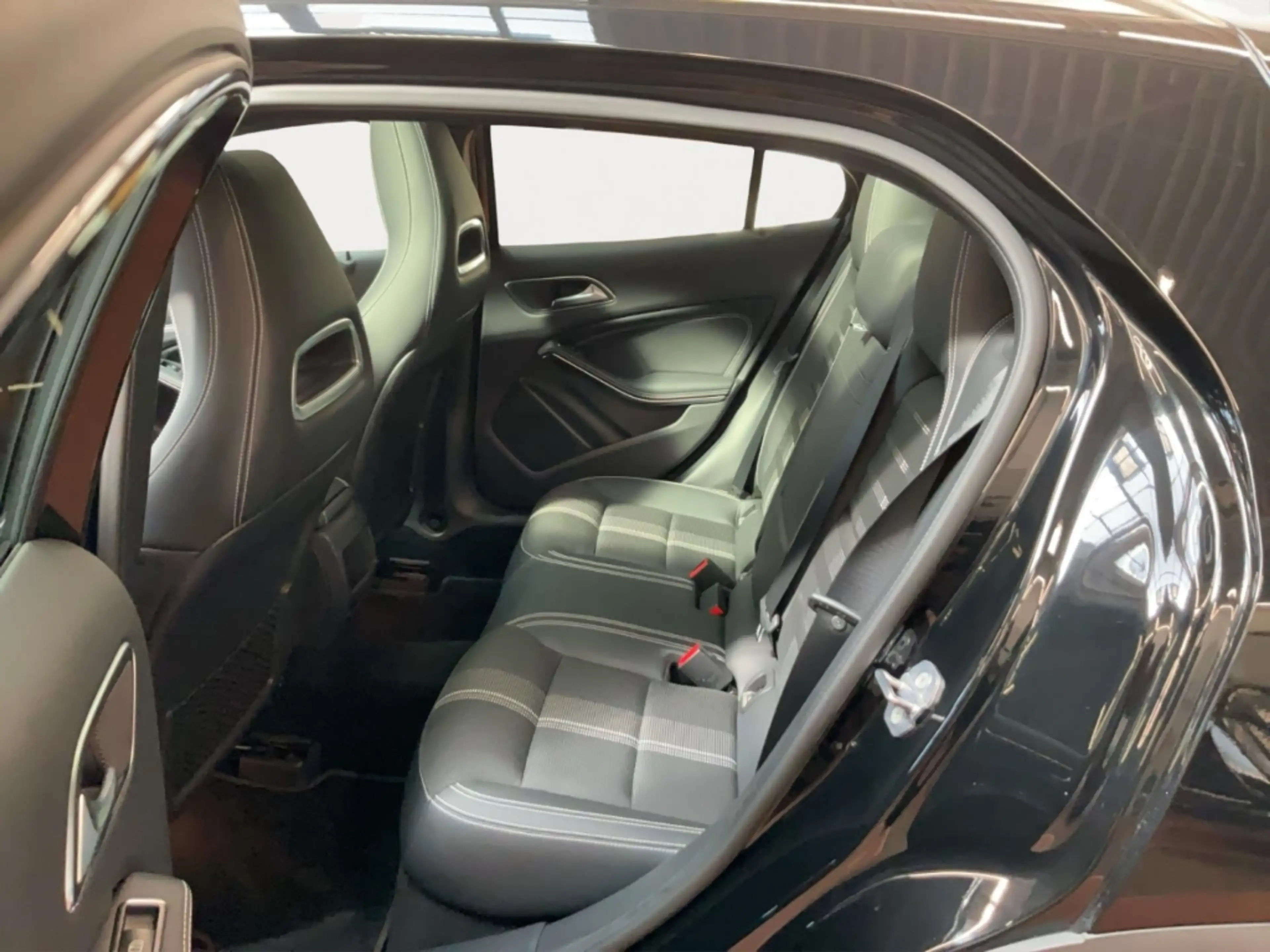 Mercedes-Benz GLA 200 Urban Alu LED AHK Pano Kamera Navi — photo 13
