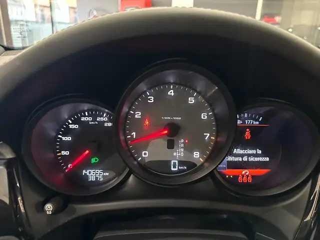 Porsche Macan view 11