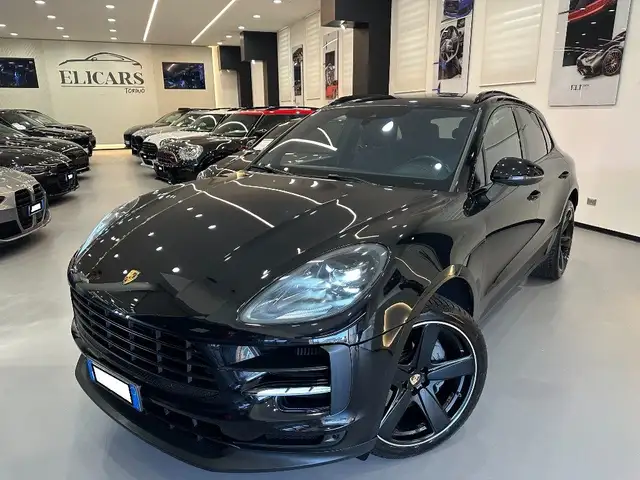 Porsche Macan view 3