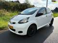 Toyota Aygo 1.0-12V Now 5 deurs De auto is goed onderhouden en Wit - thumbnail 1