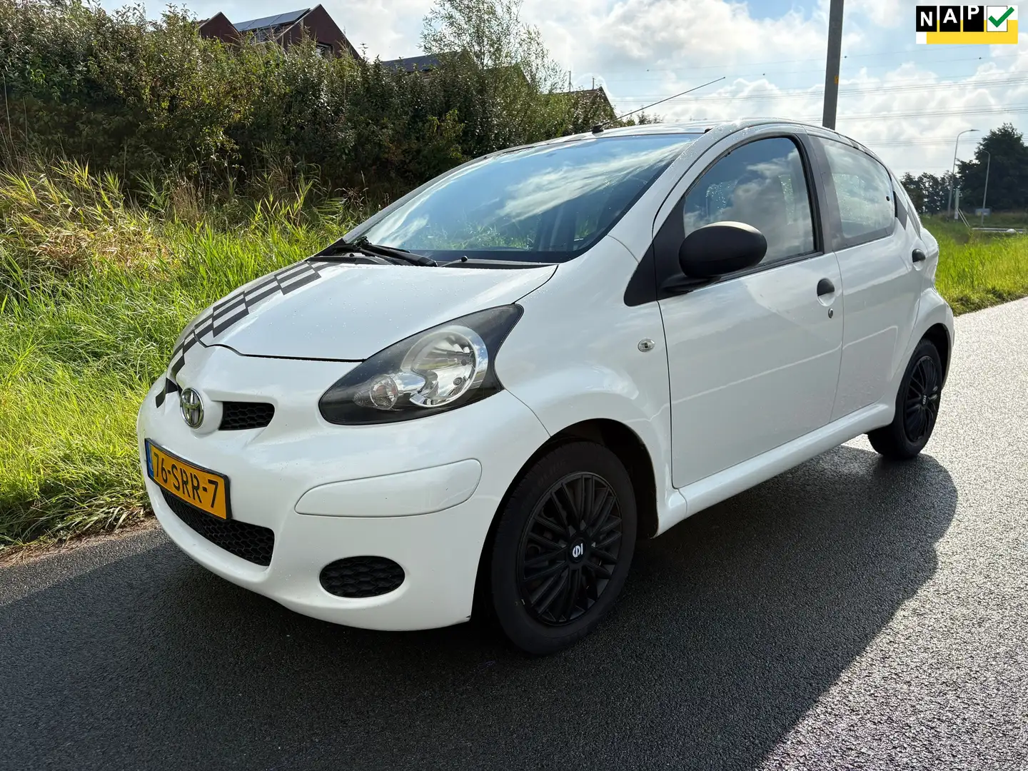 Toyota Aygo 1.0-12V Now 5 deurs De auto is goed onderhouden en Wit - 1