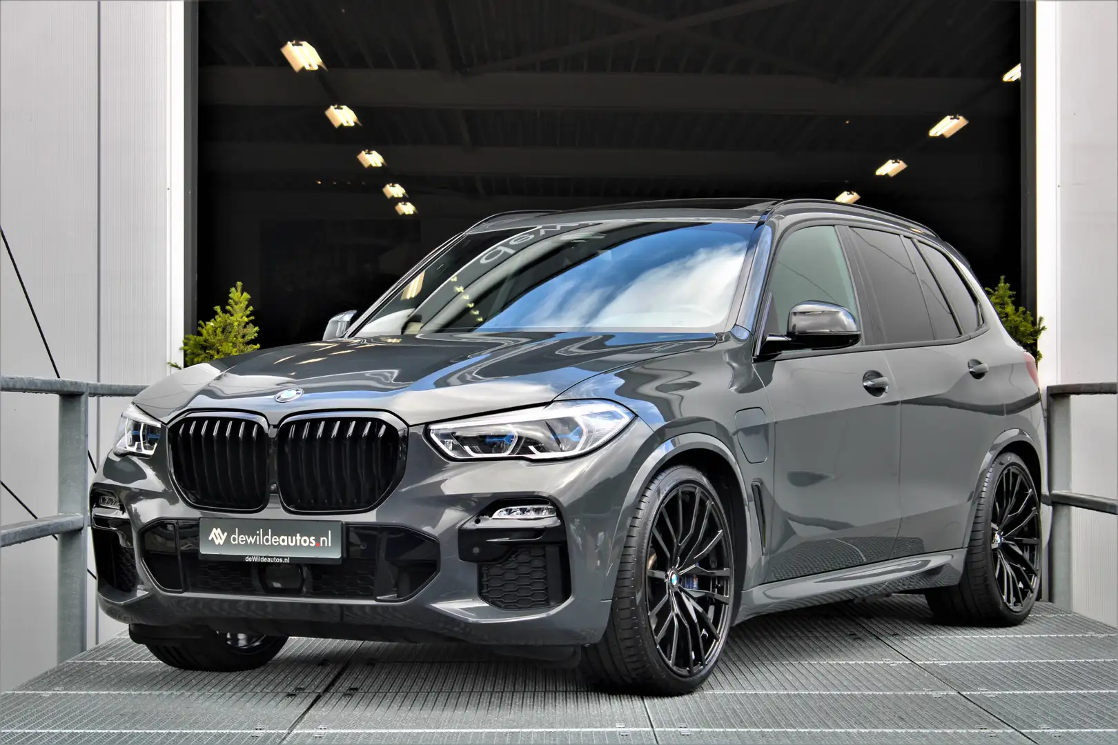 BMW X5 xDrive45e M-sport 394pk Dravit Pano SkyLounge Trek Grijs - 1