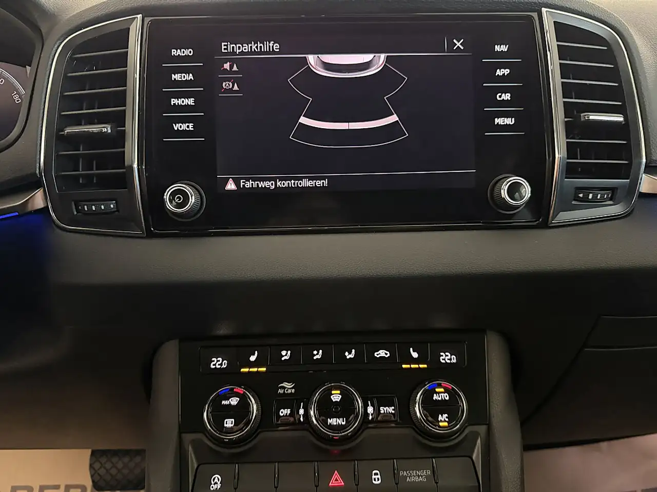 Skoda Karoq 2,0TDI DSG *LED*NAVI*AHK*ACC*Sitzheizung vo/hi*..., миниатюра 17