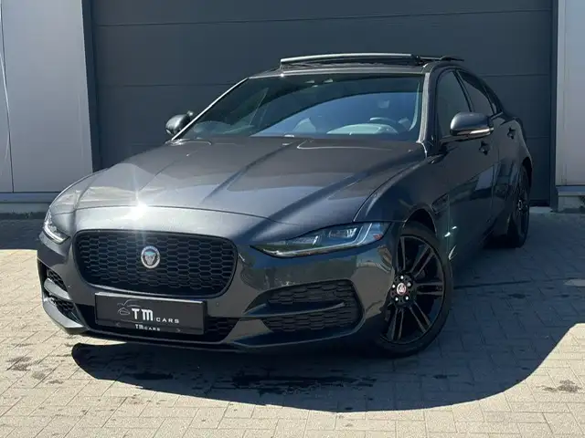 Jaguar XE XE 2.0 T P250 R-Dynamic Black