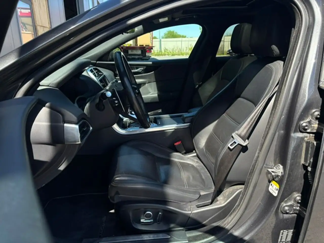 Jaguar Xe 2.0 T P250 R-Dynamic Black, миниатюра 10