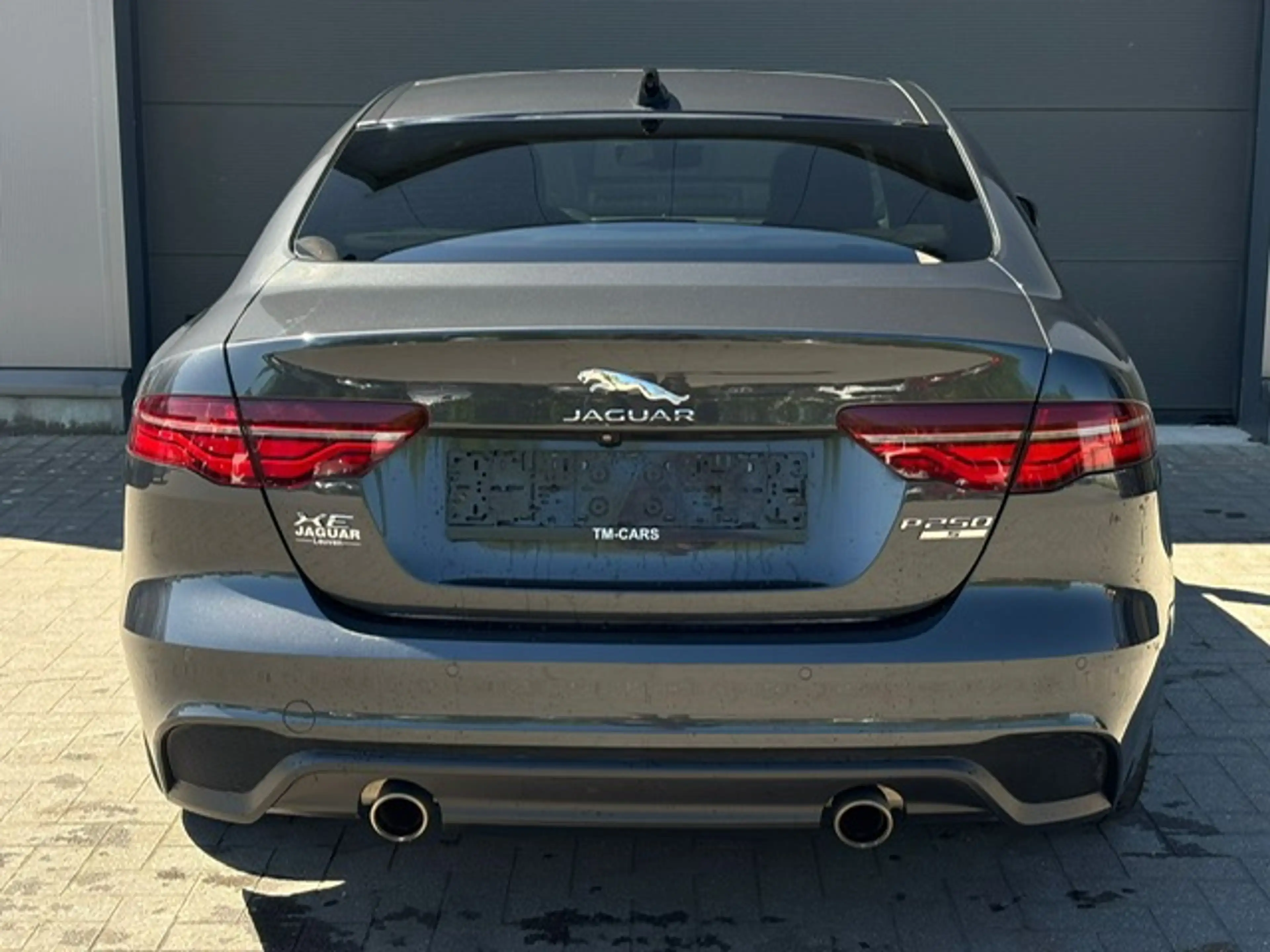Jaguar XE XE 2.0 T P250 R-Dynamic Black — photo 3