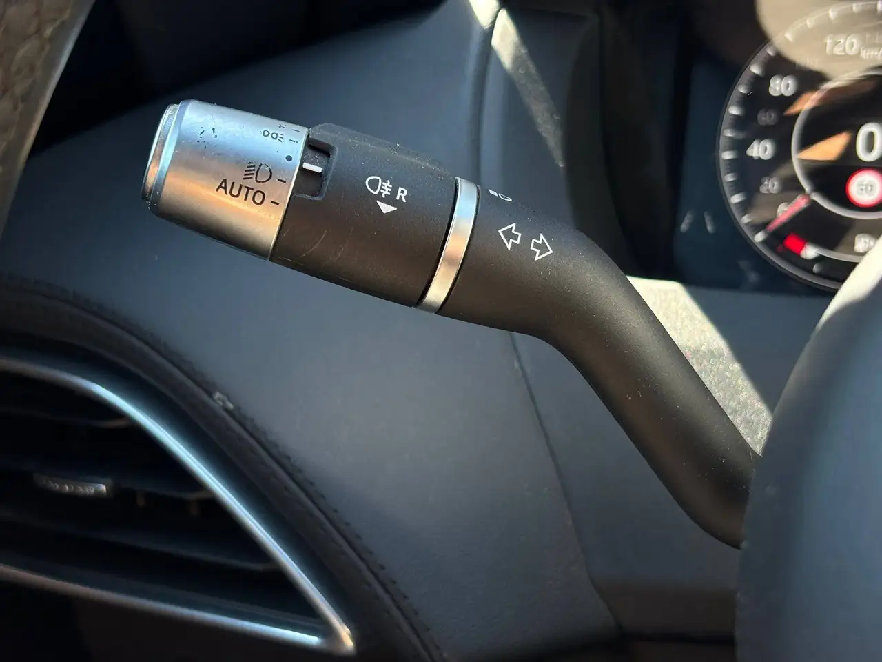 Jaguar Xe 2.0 T P250 R-Dynamic Black, миниатюра 15