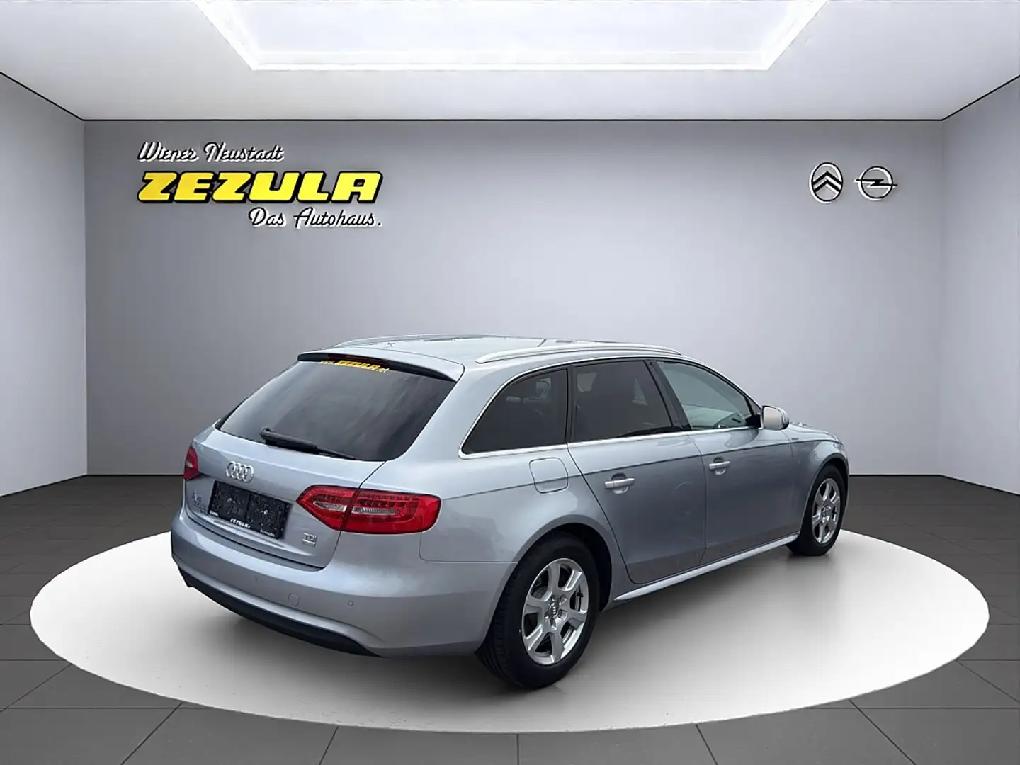 Audi A4 Avant 2,0 TDI Ultra Intense Szary - 2