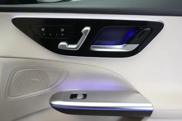 Mercedes-Benz C-Class view 8