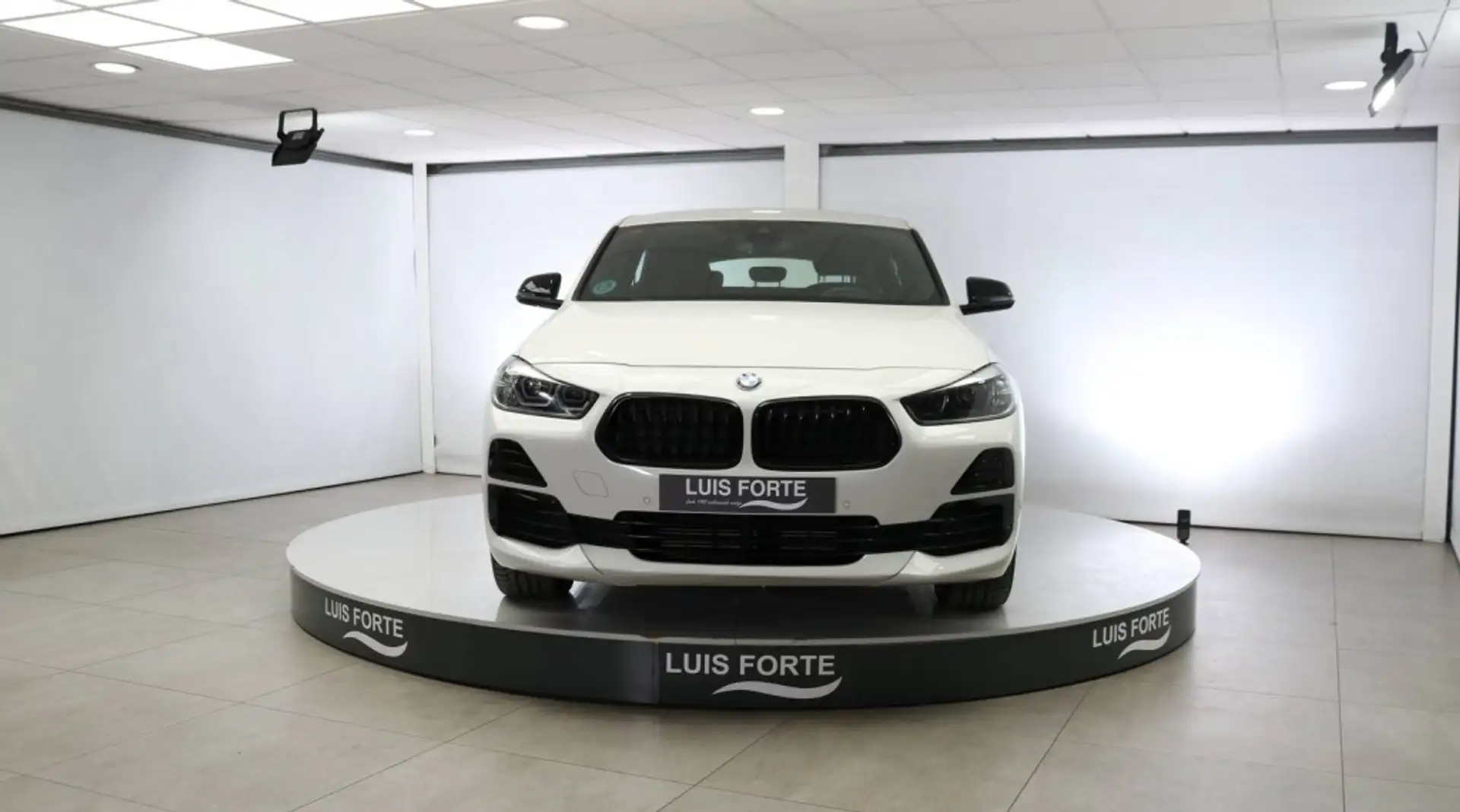 BMW X2 sDrive 18dA Impulse Weiß - 2