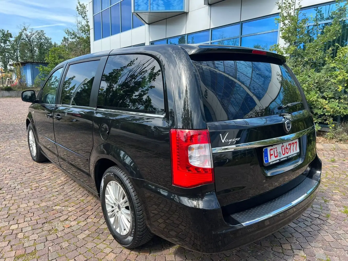 Lancia Voyager S 2.8 CRD Aut.130 KW 7 Sitze Leder Schwarz - 2