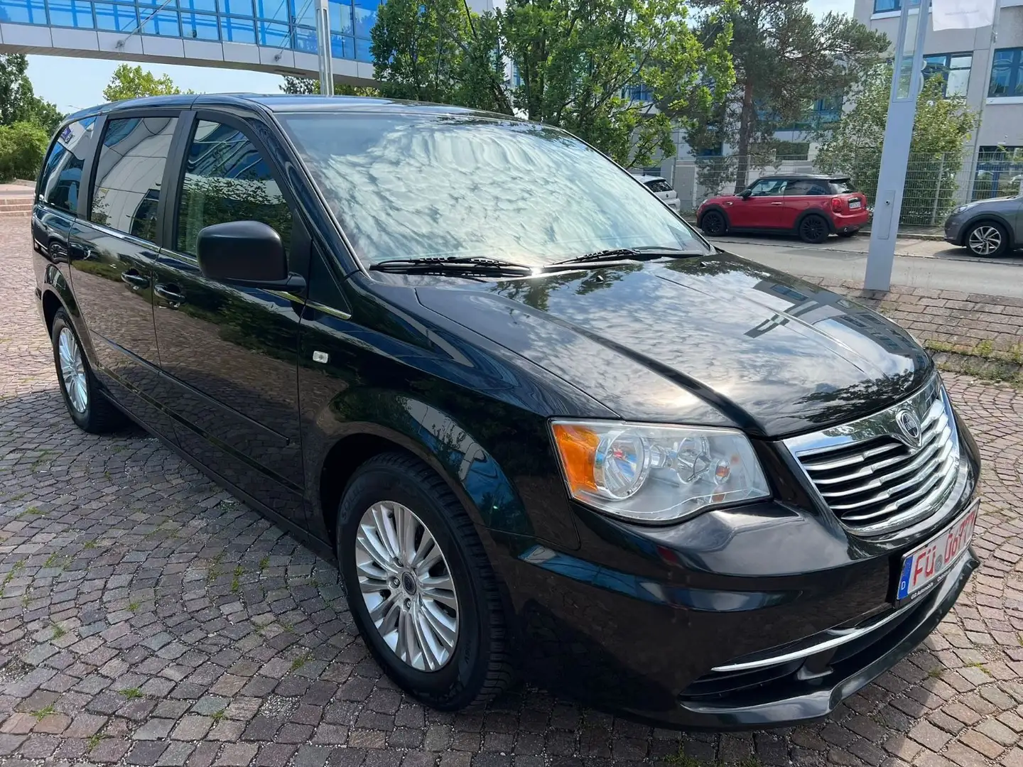 Lancia Voyager S 2.8 CRD Aut.130 KW 7 Sitze Leder Schwarz - 1