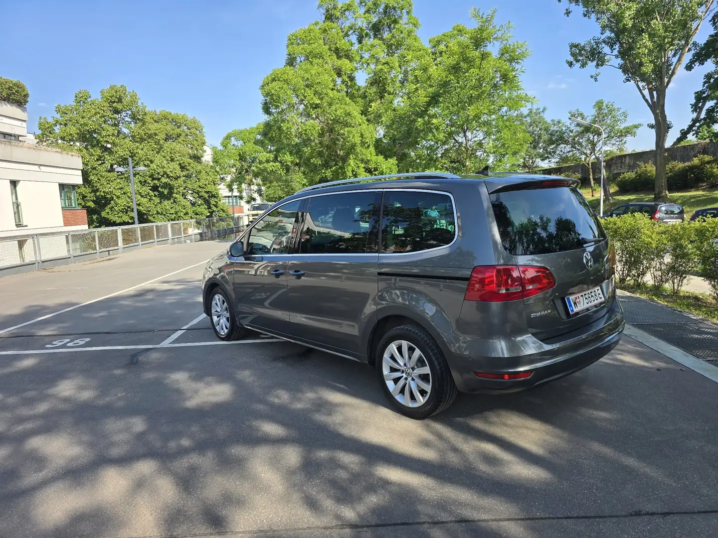 Volkswagen Sharan Sky BMT 2,0 TDI DPF DSG Vollaustattung - 1
