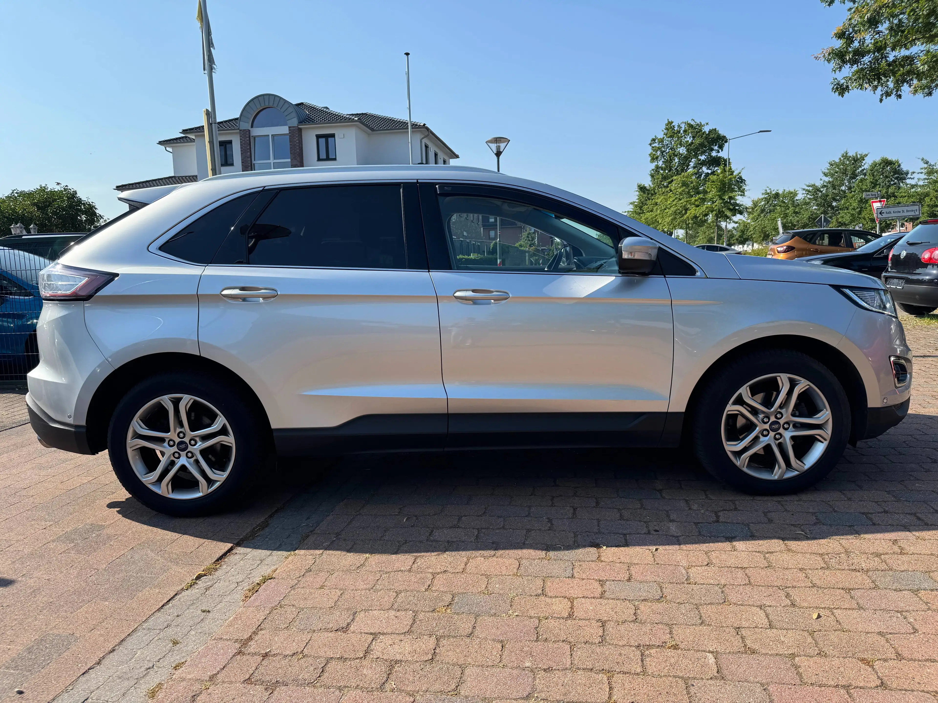 Ford Edge Titanium 4x4-Automatik-Leder AHK-NAV ACC-SHZ-LED — photo 6