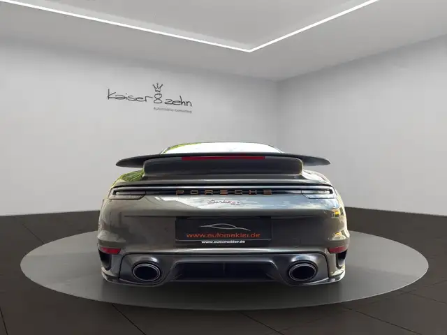 Porsche 911 view 7