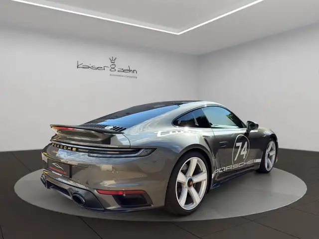 Porsche 911 view 8