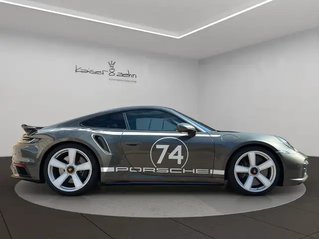 Porsche 911 view 5