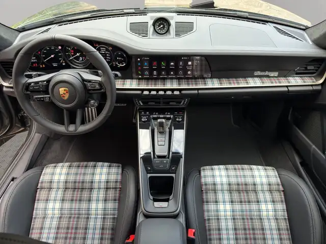 Porsche 911 view 10