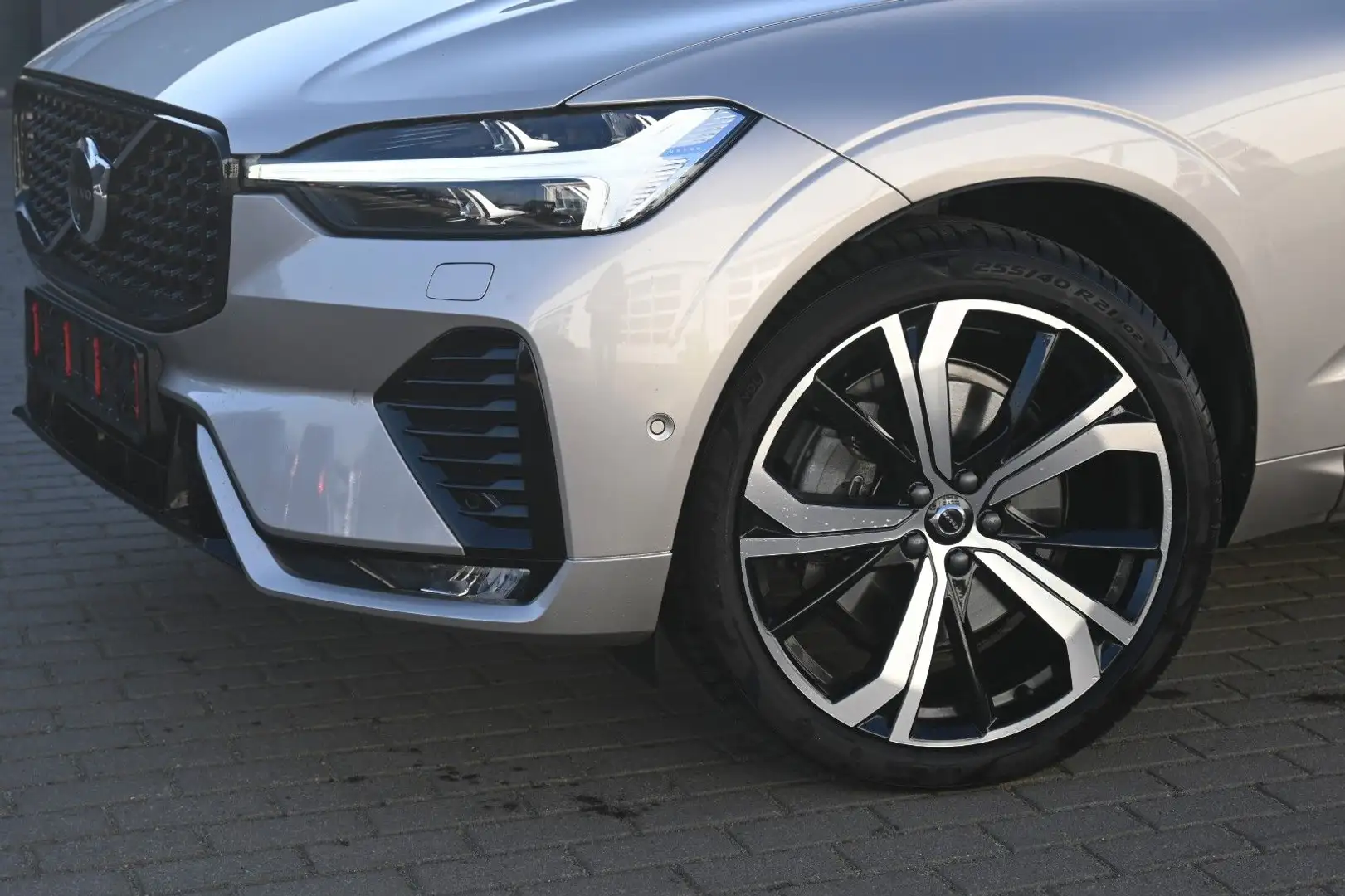 Volvo XC60 Ultimate Dark AWD*MASS*LUFT*B&W*NAV*HUD*AHK - 2