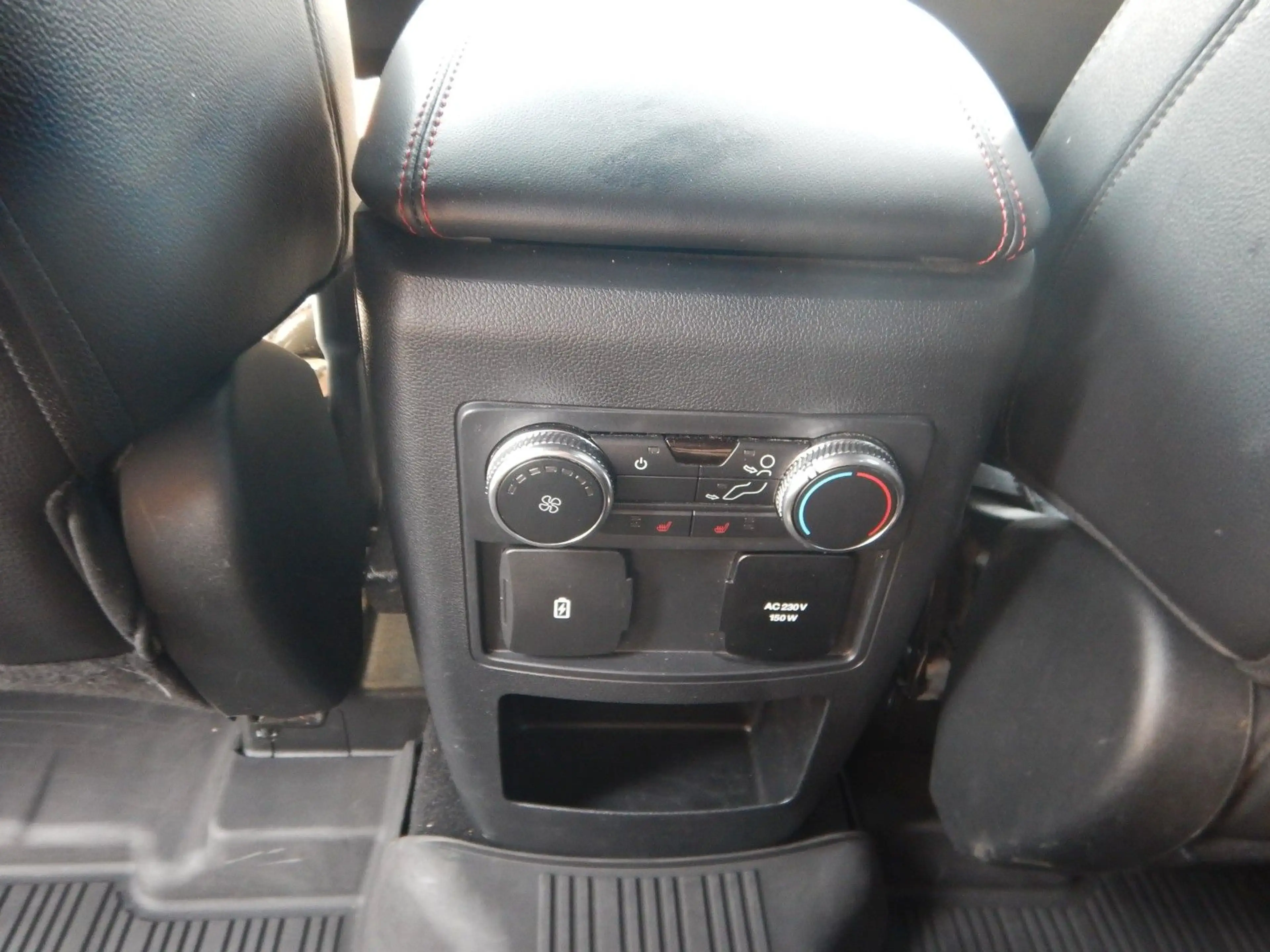 Ford Explorer ST-Line Plug-in-Hybrid 4x4 AHK PanoDach — photo 11