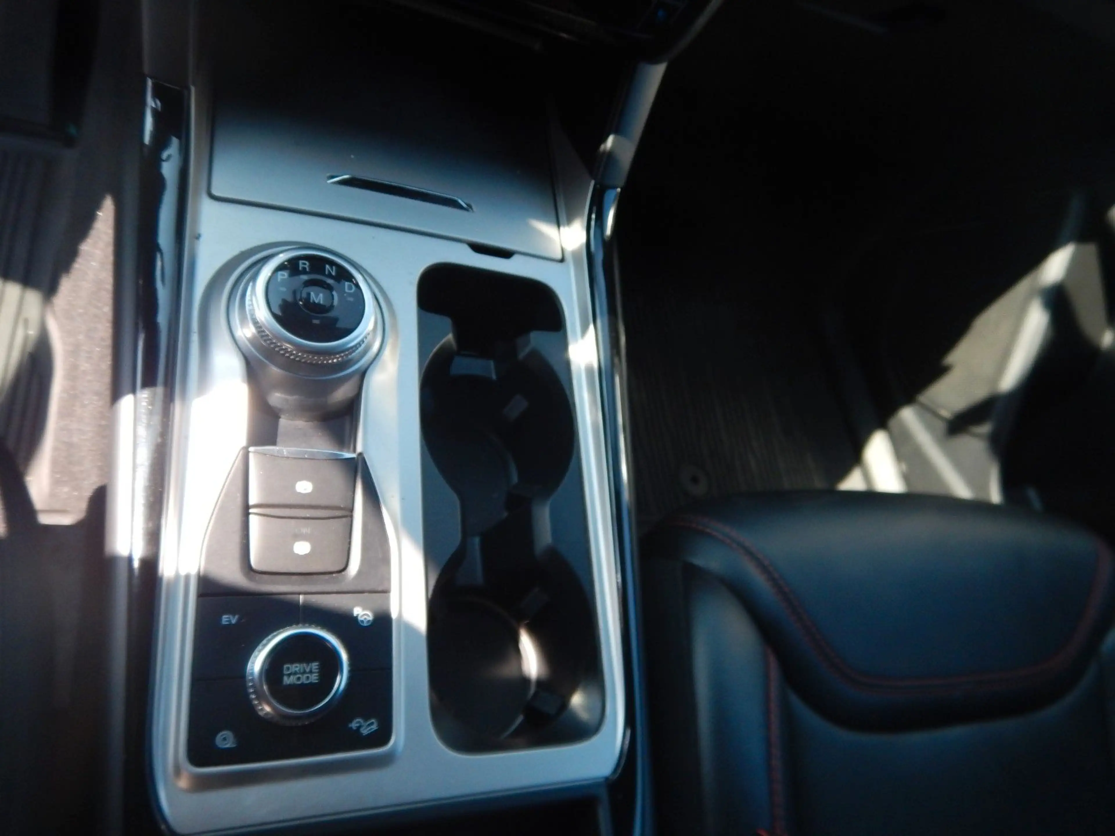 Ford Explorer ST-Line Plug-in-Hybrid 4x4 AHK PanoDach — photo 15
