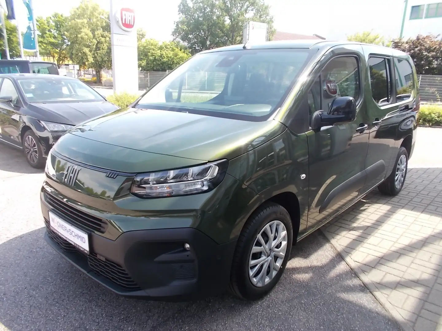 Fiat Doblo Kombi L2 1.5 HDi 130 PS Automatik + 7 Sitze Grün - 1