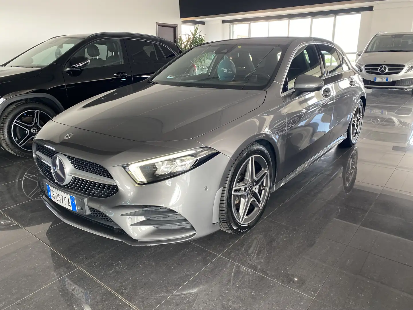 Mercedes-Benz A 180 d Premium Auto AMG CARPLAY/CLIMA BIZONA/RETROCAMER Grijs - 2