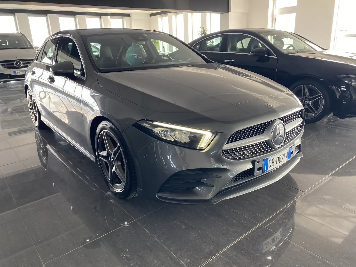 Mercedes-Benz A 180 d Premium Auto AMG CARPLAY/CLIMA BIZONA/RETROCAMER Grijs - 1