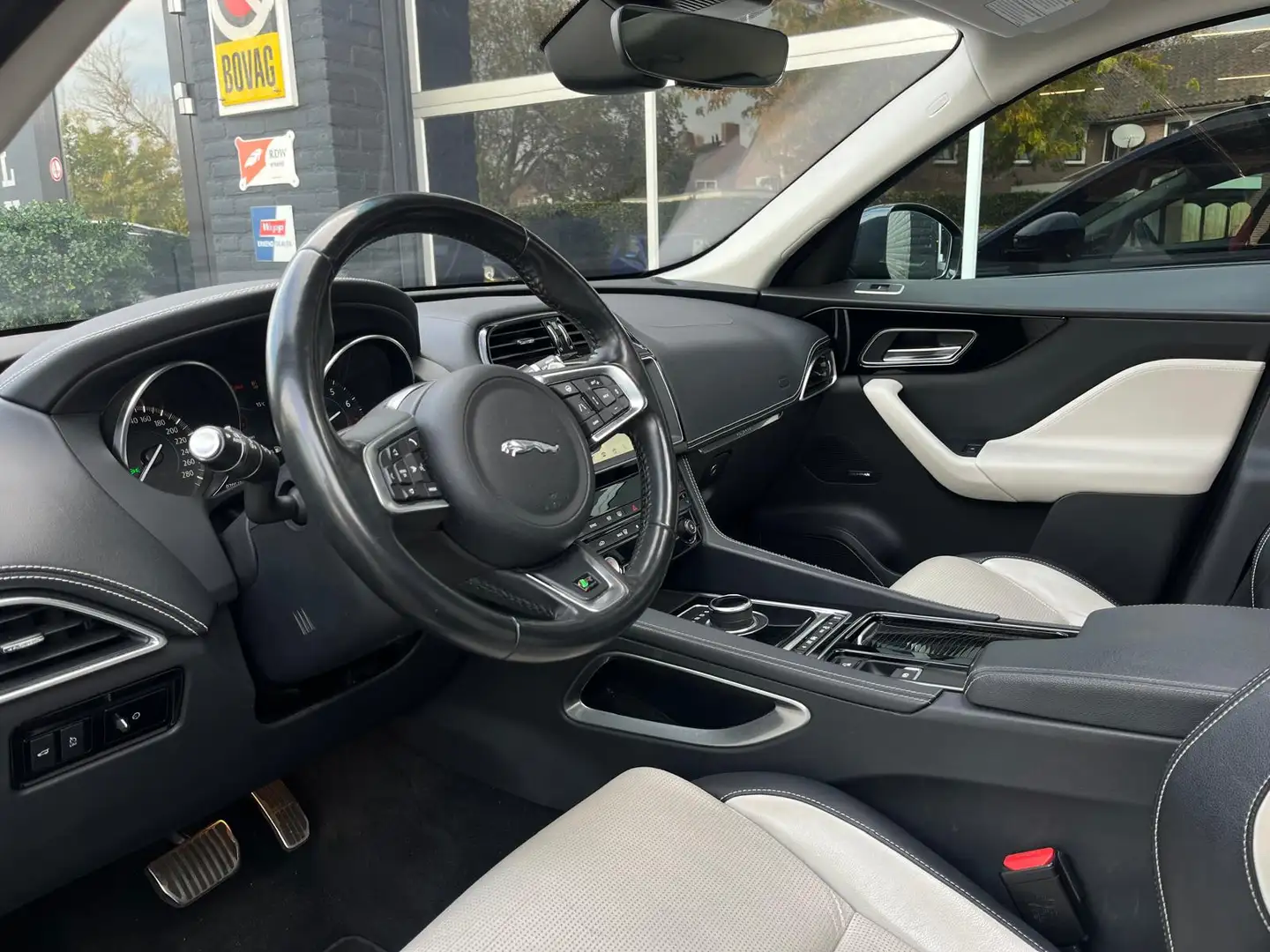 Jaguar F-Pace 2.0T AWD R-Sport, Automaat, Pano, Camera, Cruise, Zwart - 2