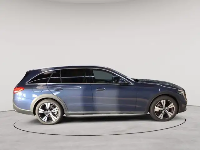 Mercedes-Benz C-Class view 3