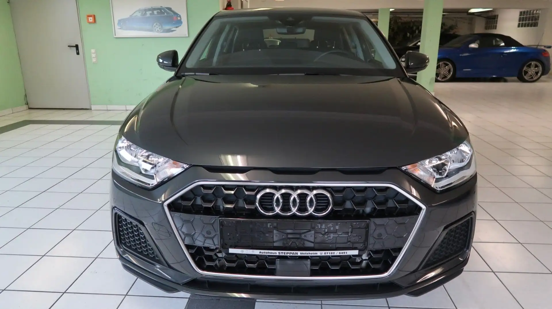 Audi A1 Sportback 1,0 TFSI advanced +RFK +APP+KlimaAT Grau - 2