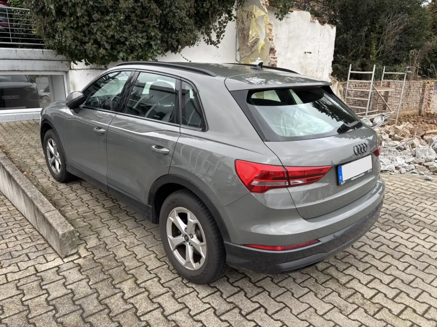 Audi Q3 35 TFSI S-Tonic advanced Klima Navi Leder Grau - 2