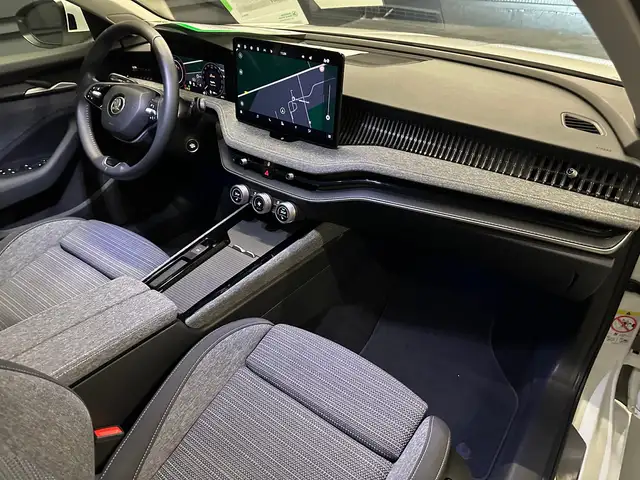 Skoda Superb view 11