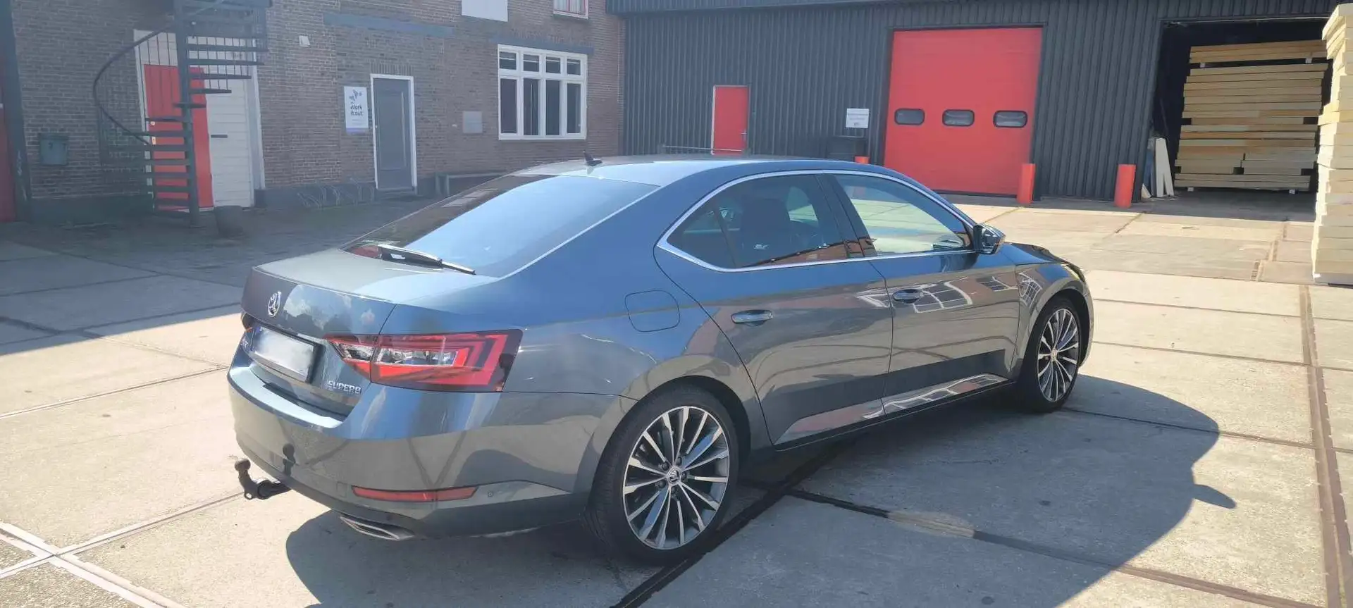 Skoda Superb Skoda Superb Liftback 2.0 TSI Laurin & Klement Grijs - 2