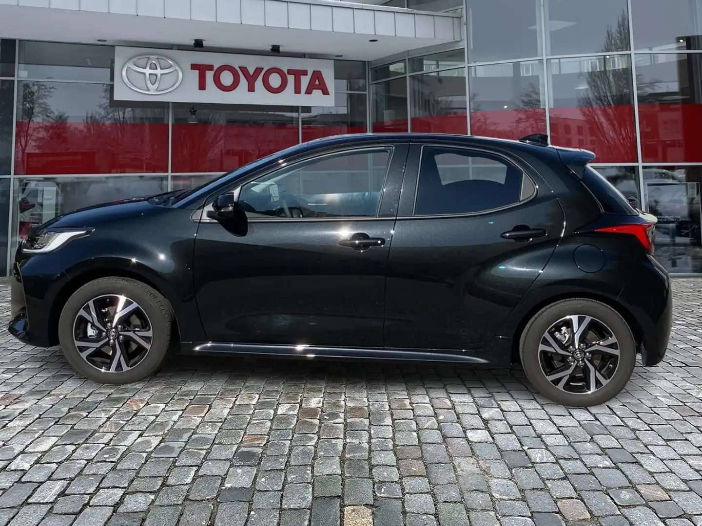 Toyota Yaris 1.5 Teamplayer Matrix ACC AUT Kam. KlimaA Schwarz - 2
