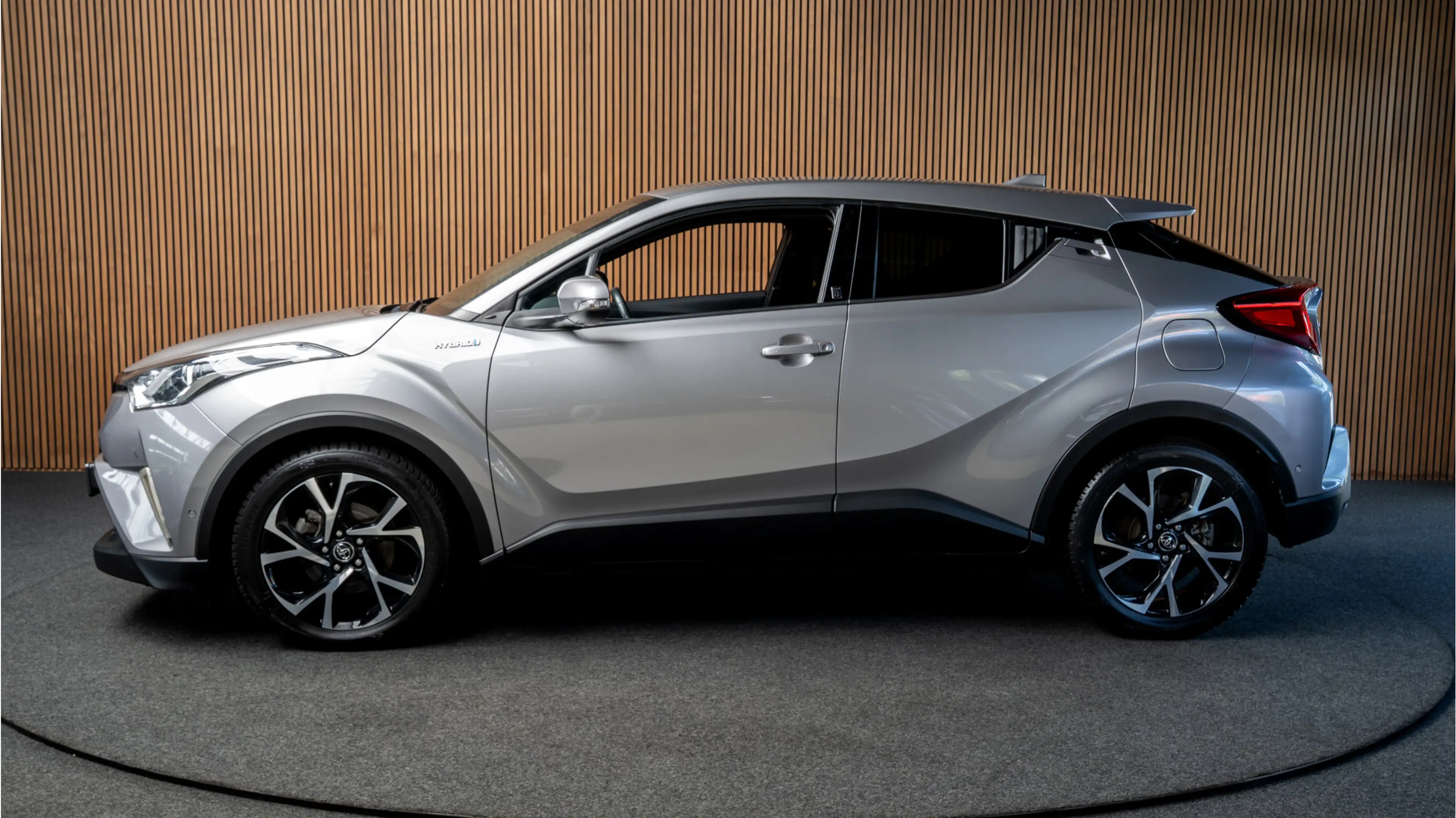 Toyota C-HR 1.8 Hybrid Dynamic Sport — photo 2