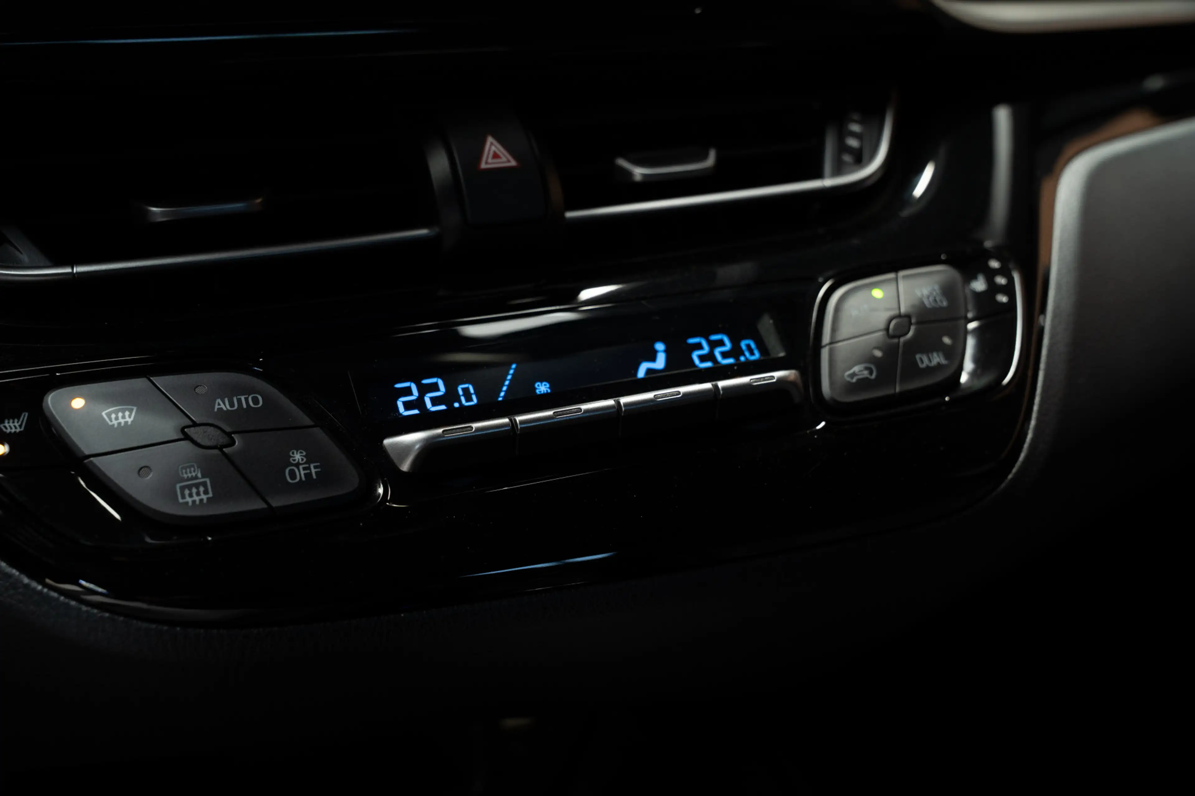 Toyota C-HR 1.8 Hybrid Dynamic Sport — photo 26