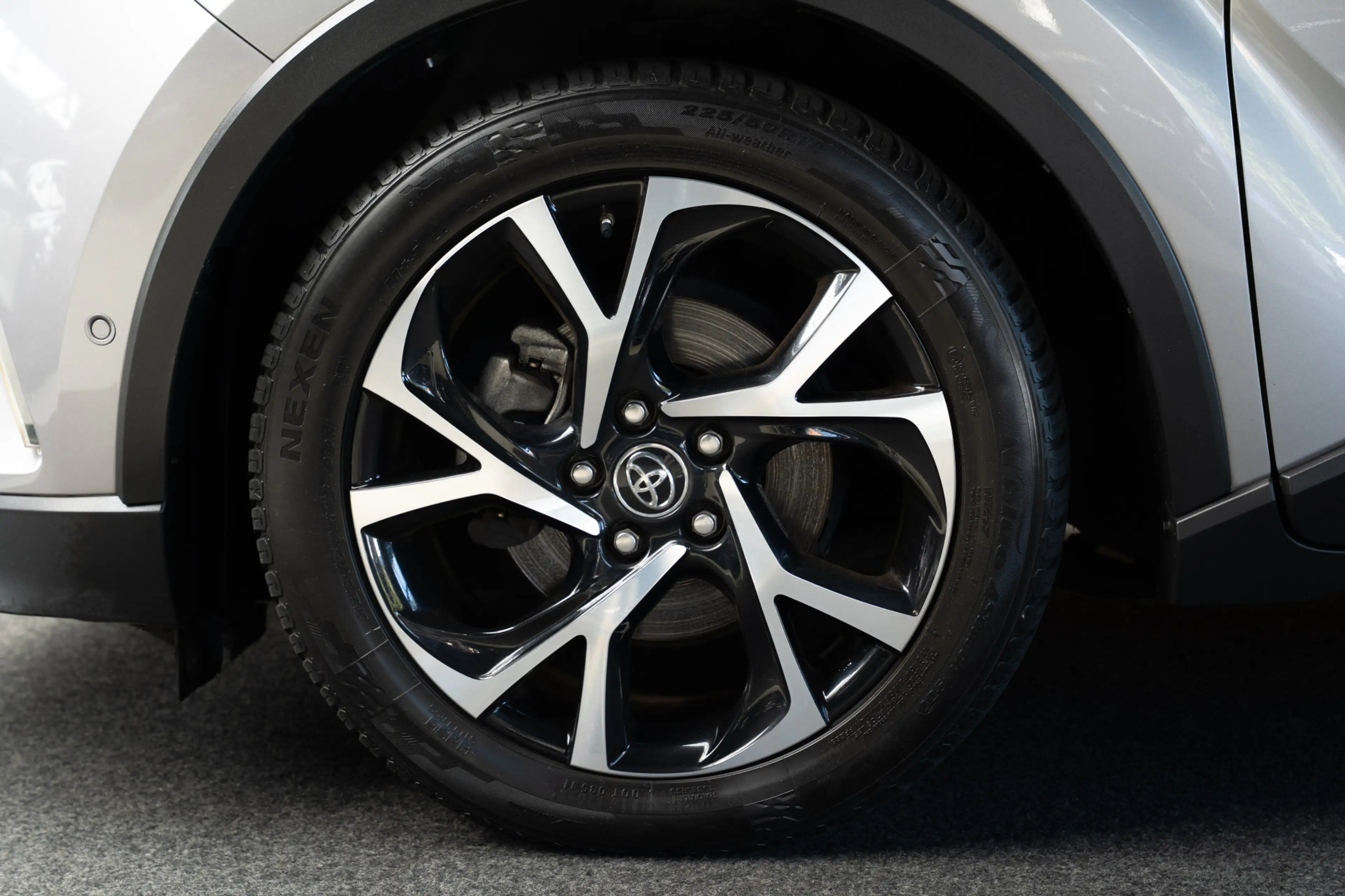 Toyota C-HR 1.8 Hybrid Dynamic Sport — photo 11