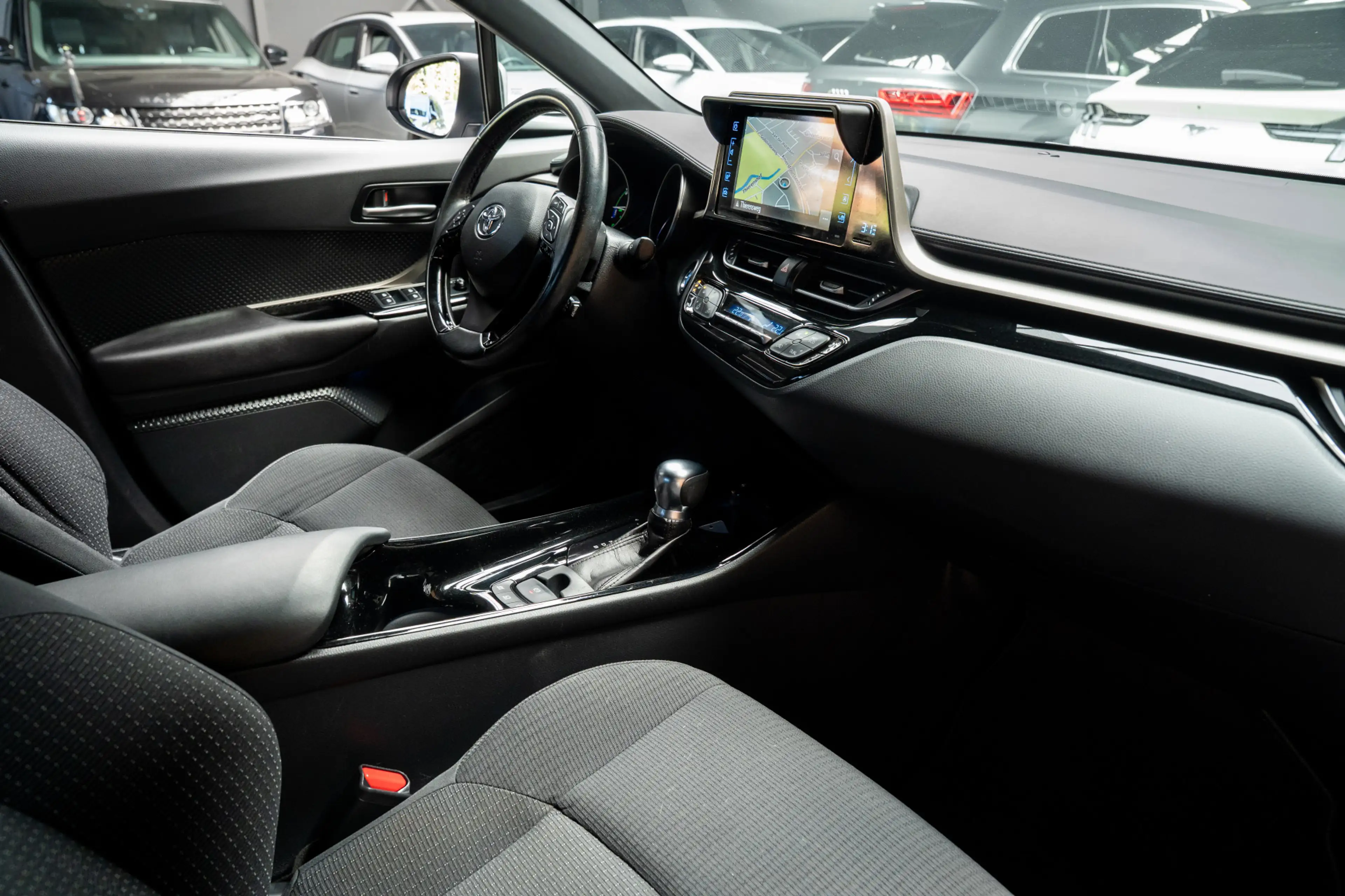 Toyota C-HR 1.8 Hybrid Dynamic Sport — photo 22