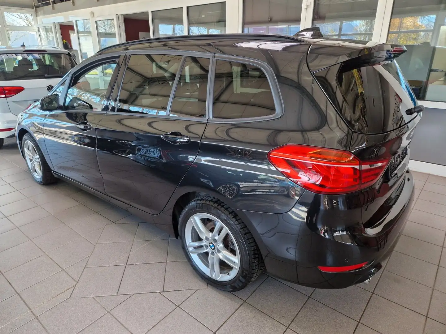 BMW 218 d Gran Tourer 218 d Advantage AHK AUTOMATIK Schwarz - 2