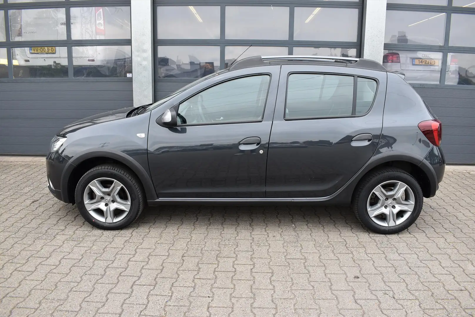Dacia Sandero Stepway 0.9 Tce 90pk Lauréate Grijs - 2