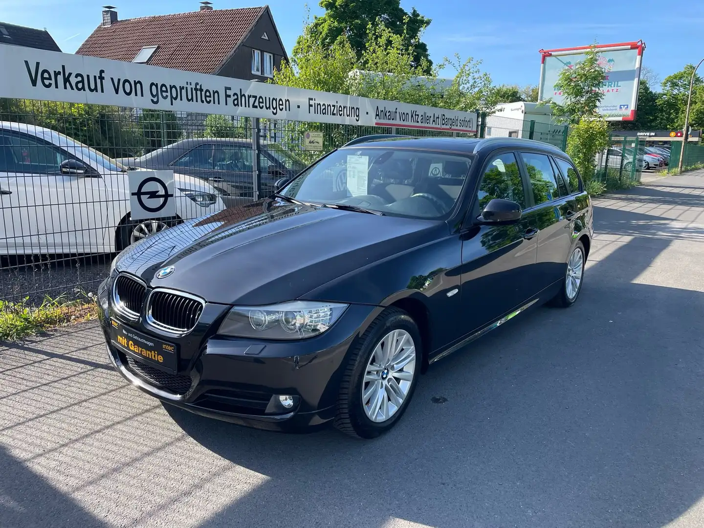 BMW 316 d Touring PANORAMA, XENON, Service & TÜV NEU! Schwarz - 2