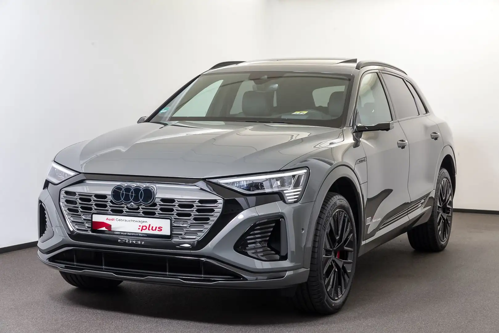 Audi Q8 e-tron Q8 S line 50 e-tron quattro 250 kW Grau - 2