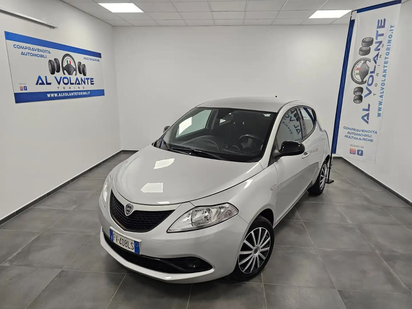 Lancia Ypsilon Ypsilon 1.2 69 CV 5 porte S&S Platinum Silber - 2