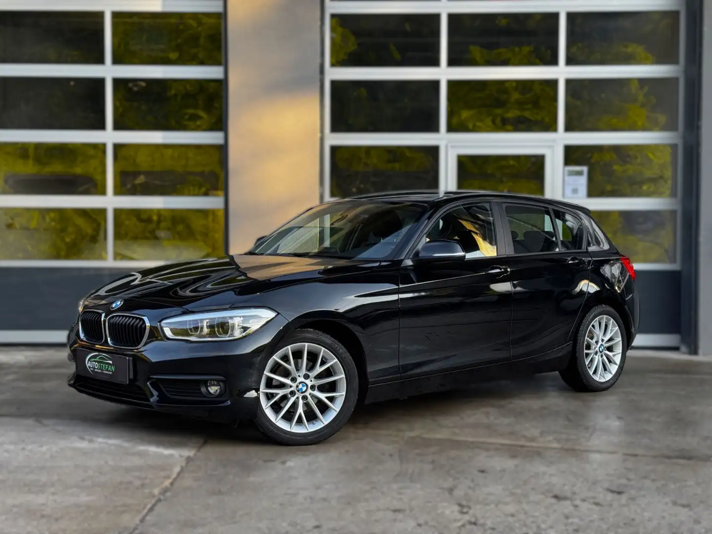 BMW 116 d Aut. / NAVI / PDC / LED Schwarz - 1