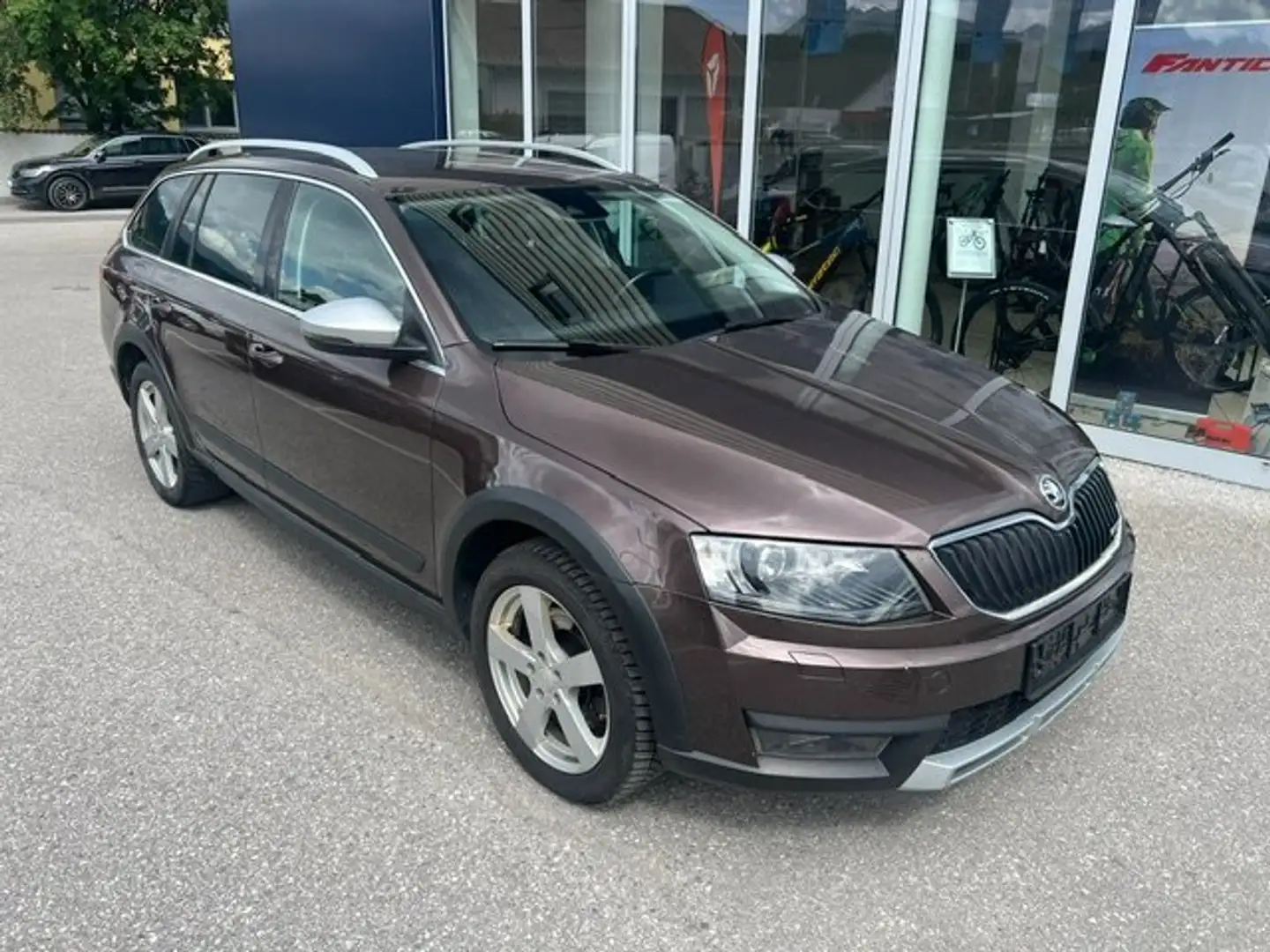 Skoda Octavia Combi 2,0 TDI 4x4 Scout DSG *136.000km*EZ:02/2015* Braun - 1